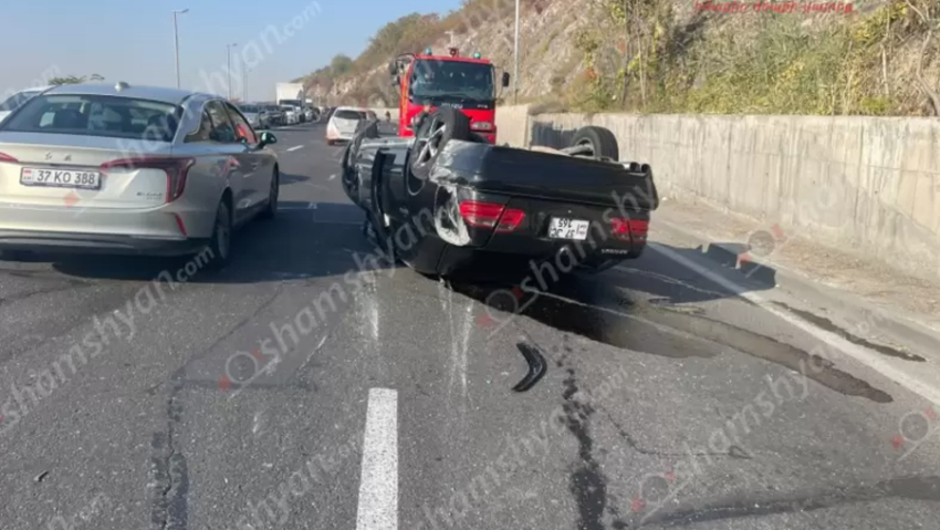 Երևանում «Mercedes»-ը բախվել է բազալտե եզրաքարին և գլխիվայր շրջվել