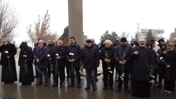 Վերածննդի օրն առանց Արցախի. Եռաբլուր է այցելում Արցախի քաղաքական վերնախավը