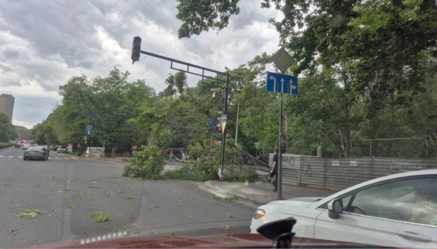 Երևանում, Վանաձորում, Իջևանում, Արագածոտնում վնասվել են տանիքներ, տապալվել ծառեր