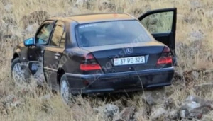 «Չայնիի» ոլորաններում բախվել են Mitsubishi-ն ու Mercedes-ը. վերջինս մոտ 100 մետր առաջ ընթանալով հայտնվել է ձորում