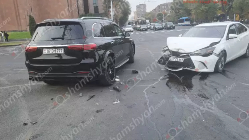 Երևանի քաղաքապետարանի մոտ բախվել են «Mercedes GLS 450»-ն ու «Toyota Camry»-ն