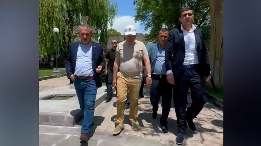 Փաշինյանն ու Առուշանյանը զբոսնում են Գորիսում