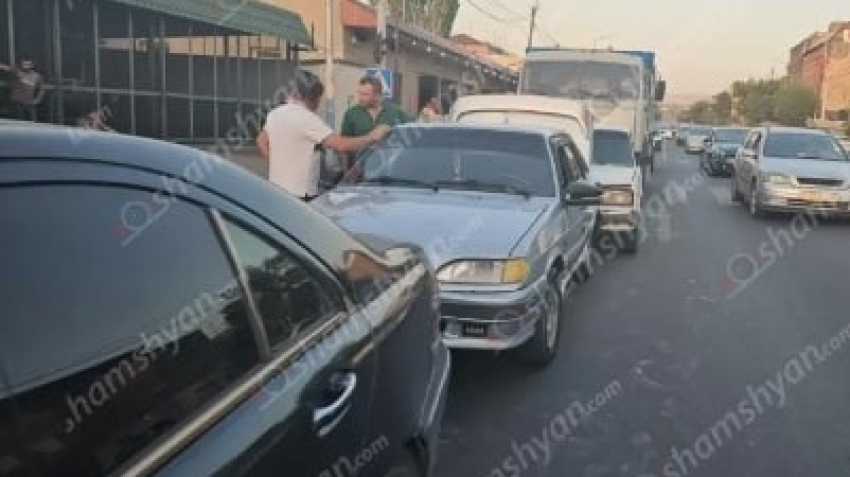 Ռոստովյան փողոցում բախվել են «Կամազ»-ը, «ՎԱԶ 2107»-ը, «Լադա»-ն և «Mercedes»-ը․ shamshyan.com
