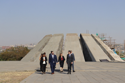 ՄԹ պետնախարար Սթիվեն Դաութին այցելել է Հայոց ցեղասպանության հուշահամալիր