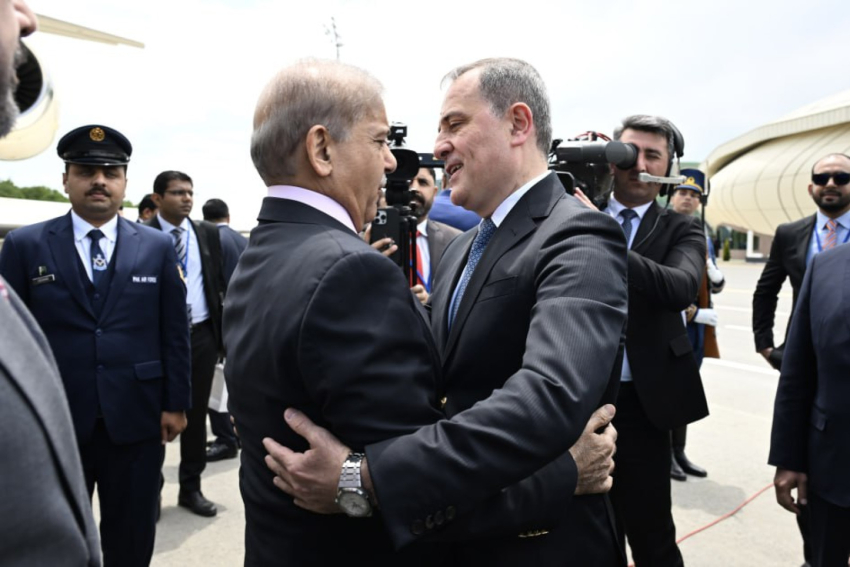 Պակիստանի վարչապետը ժամանել է Արցախ