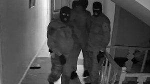 Երևանում դիմակավորված անձինք մտել են հյուրանոցի տարբեր սենյակներ, զենքի սպառնալիքով, ոմանց էլ կապկպելով` հափշտակել են բջջային հեռախոսներ, գումար և դիմել փախուստի