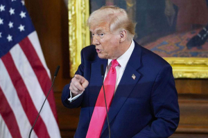 Թրամփը հայտարարել է, որ «առանձին, բայց հավասար» հանդիպումներ կանցկացնի Պուտինի և Զելենսկու հետ