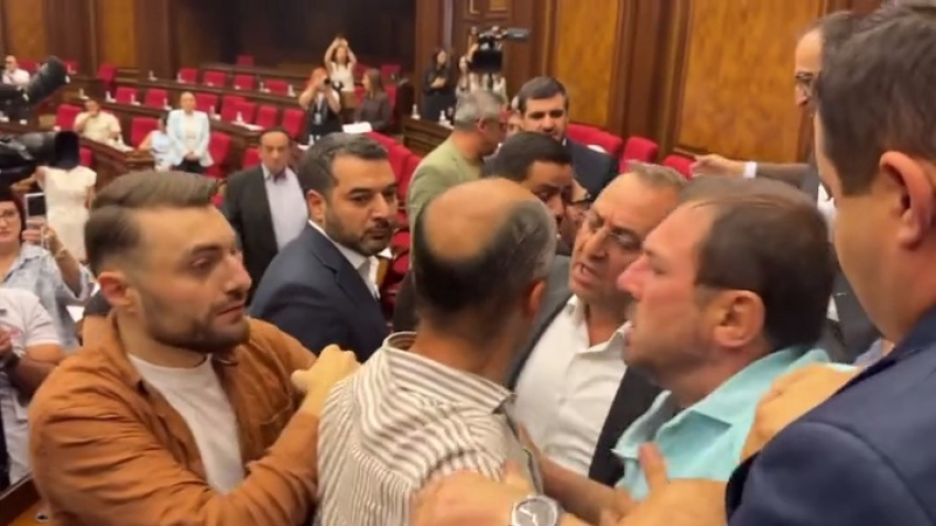 Անասո՛ւն, վիզդ կպոկե՛մ, արա՛. Կադրերում ՀՀ Ազգային ժողովն է, որտեղ ծեծկռտուքի մասնակիցներ են իշխանական ու ընդդիմադիր պատգամավորներն ու ՊՊԾ աշխատակիցները