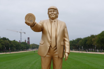 ԱՄՆ-ում Կապիտոլիումի մոտ տեղադրվել է Թրամփի ոսկե արձանը՝ բիթքոինը ձեռքին