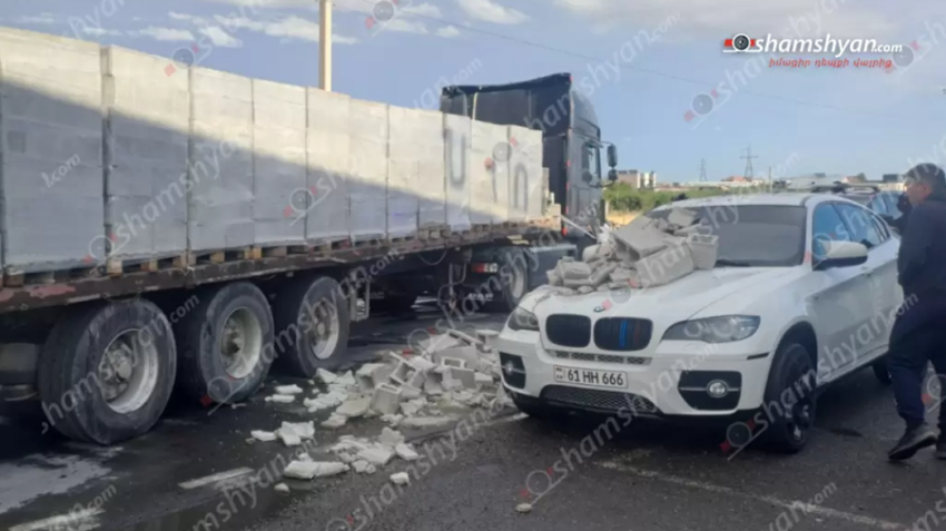 Կոտայքի մարզում «DAF» մակնիշի կցորդիչով բեռնատարի թափքից բլոկները թափվել են «BMW X5»-ի վրա