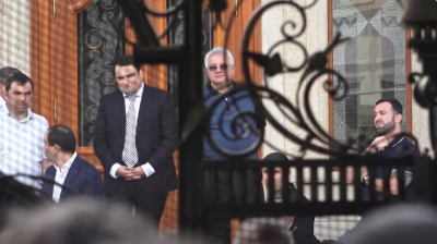 Ովքե՞ր են գտնվում Սամվել Կարապետյանի տան բակում