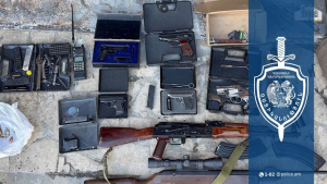 Երևանի քրեական հետախույզները 44-ամյա տղամարդու տանը, ամառանոցում և նրա երկու մեքենաներում հայտնաբերել են մեծ քանակի զենք-զինամթերք (տեսանյութ)