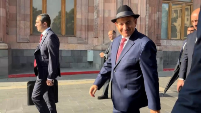 «Վա՞ղն եք գնալու Վեհարան». Փաշինյանը չպատասխանեց լրագրողի հարցին