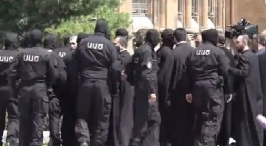 «Իրավիճակի հնարավոր և դիտավորյալ սրումը կանխելու համար, ԱԱԾ–ն որոշել է դուրս գալ Մայր Աթոռի տարածքից». ԱԱԾ