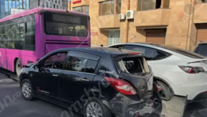 Ազատության պողոտայում բախվել են «Tesla»-ն, «Nissan»-ն ու թիվ 10 երթուղային ավտոբուսը