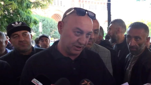 Կեսիդ քամակը կեղտոտ կմնա, թուղթ չի լինի, եթե բեռնափոխադրողները չաշխատեն, մեր բլակով ա է սաղ գալիս