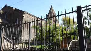 Իրավապահները խուզարկում են Արագածոտնի թեմի առաջնորդարանը. թեմի առաջնորդը քննչականում է (ուղիղ)