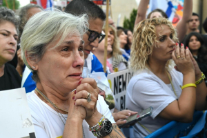 Հազարավոր իսրայելցիներ հավաքվել են «Պատանդների հրապարակում»՝ սպասելով գերության մեջ անցկացրած տղամարդկանց ազատ արձակմանը