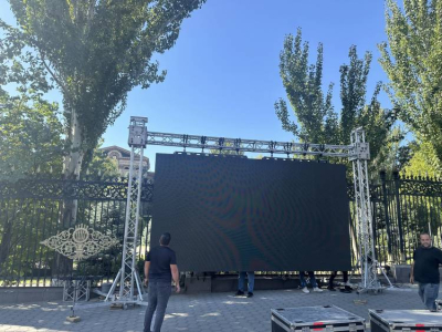 ԱԺ դիմաց էկրանն արդեն տեղադրված է