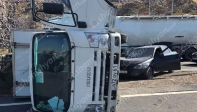 Կոտայքի մարզում բախվել են Lada Priora-ն ու բեռնատար Isuzu-ն. վերջինս կողաշրջվել է