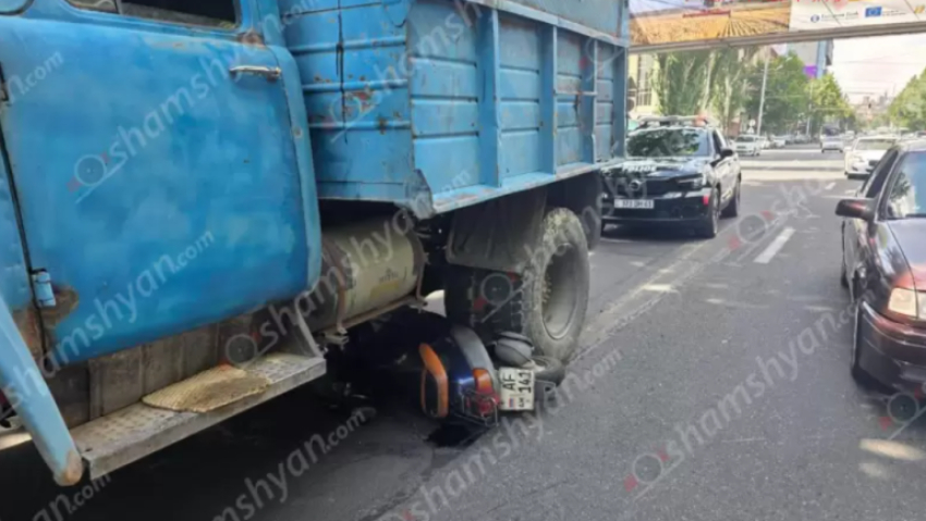 Բախման հետևանքով մոտոցիկլը հայտնվել է «ԶԻԼ» բեռնատարի տակ