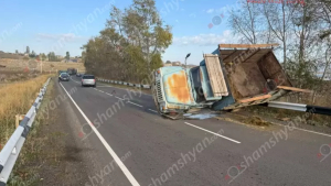 Գեղարքունիքում «ԳԱԶ 53»-ը բախվել է երկաթե արգելապատնեշներին և կողաշրջվել