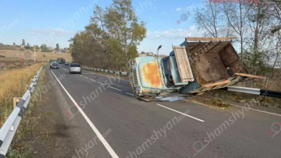 Գեղարքունիքում «ԳԱԶ 53»-ը բախվել է երկաթե արգելապատնեշներին և կողաշրջվել