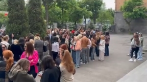 Երևանի Պուշկինի դպրոցում դաս չկա. ծնողները ակցիայից հետո հավաքվել են ԿԳՄՍՆ մոտ