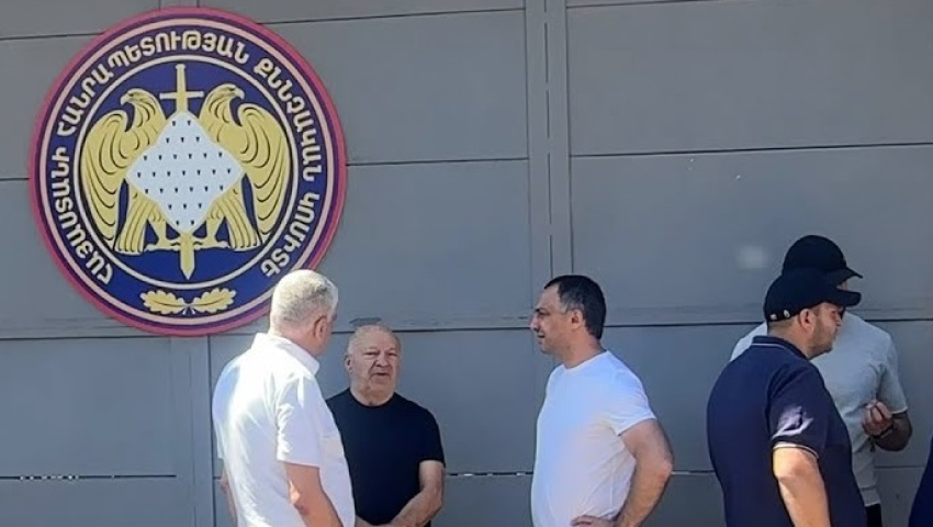 Մեծ թվով ոստիկաններ ժամանեցին ՔԿ, որտեղ Սամվել Կարապետանի աջակիցներն են