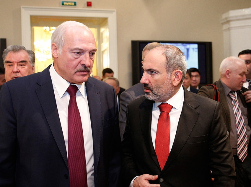 Նիկոլ Փաշինյանին Կարմիր հրապարակում կրկին Լուկաշենկոյի կողքին են նստեցրել. Տեսանյութ