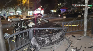 Ազատության պողոտայում բախվել են «Mercedes», «Toyota», «Hongqi» մակնիշի ավտոմեքենաները, վերջինը մխրճվել է երկաթե ճաղավանդակների մեջ․ կա վիրավոր