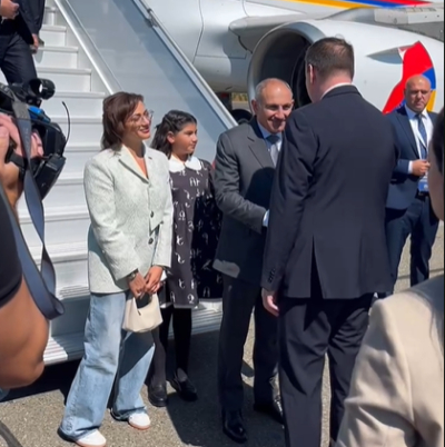 Փաշինյանը կնոջ ու կրտսեր դստեր հետ ժամանել է ՌԴ Ալթայի Հանրապետություն
