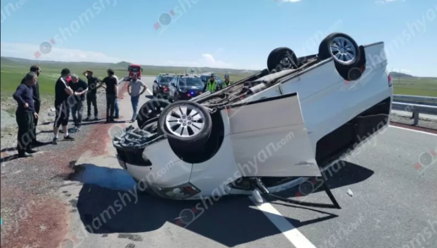 Երևան-Գյումրի ավտոճանապարհին 65-ամյա վարորդը «Toyota Alphard»-ով բախվել է քարերին և գլխիվայր շրջվել․ կան վիրшվորներ