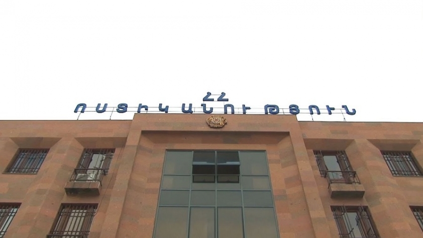 Երևանում քաղաքացին ոստիկաններին հայտնել է, որ նոտարը իրեն տրամադրել է տան կեղծված վկայականներ