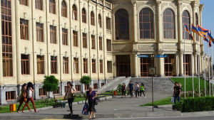 Դիմակավորված հատուկջոկատայինները մտել են Գյումրիի քաղաքապետարան