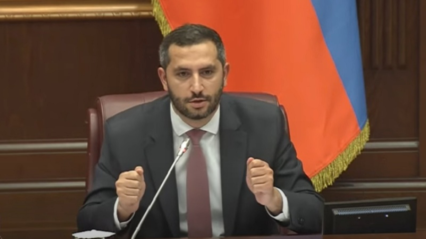 Աբաջյանի կեղծ պապիկի մասով ասեմ՝ եկավ մի մարդ՝ Ռոբերտի նկարը ձեռքին, ասաց՝ պապիկն է, անձնագիր ուզե՞ի. Ռուբինյան
