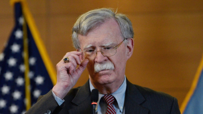 Թրամփի նախկին խորհրդական Ջոն Բոլթոնին մեղադրանք է առաջադրվել գաղտնի տեղեկատվություն փոխանցելու համար