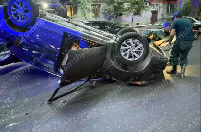 Երևանում Hyundai-ն բախվել է կայանված Ford և 2 Toyota Camry մեքենաներին. գլխիվայր շրջվել. կին վարորդը եղել է ոչ սթափ