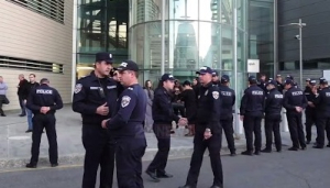 «Զվարթնոցում» բազմաթիվ ոստիկաններ են կուտակվել, սպասում են Դավիթ Համբարձումյանին