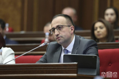 Արսեն Թորոսյանը վայր է դնում պատգամավորական մանդատը