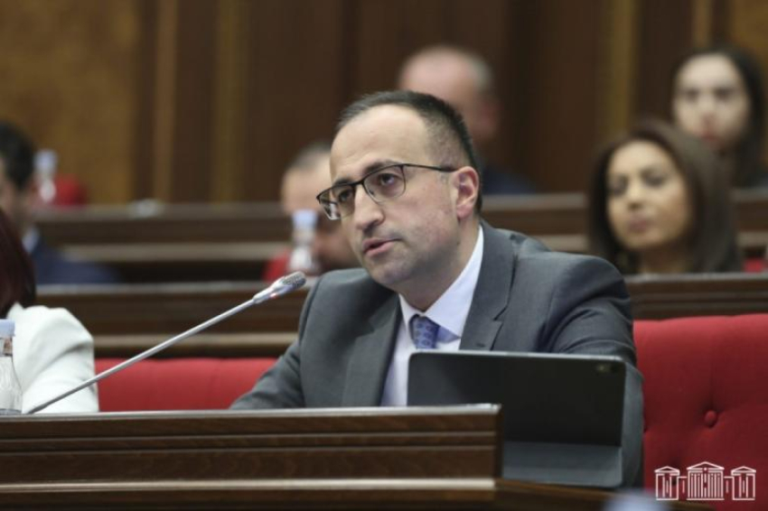 Արսեն Թորոսյանը վայր է դնում պատգամավորական մանդատը