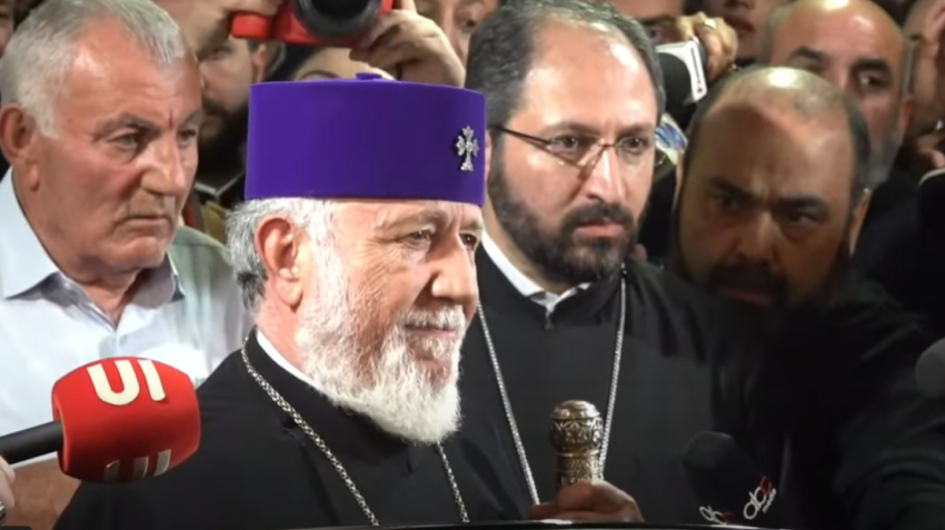 Հավատում ենք, որ Աստծո ողորմությամբ և օգնությամբ, ձեզ հետ միասին խոհեմորեն, առանց ավելորդ հուզականության, ընդվզումների, պիտի կարողանանք հաղթահարել այս դժվարությունը. Վեհափառ