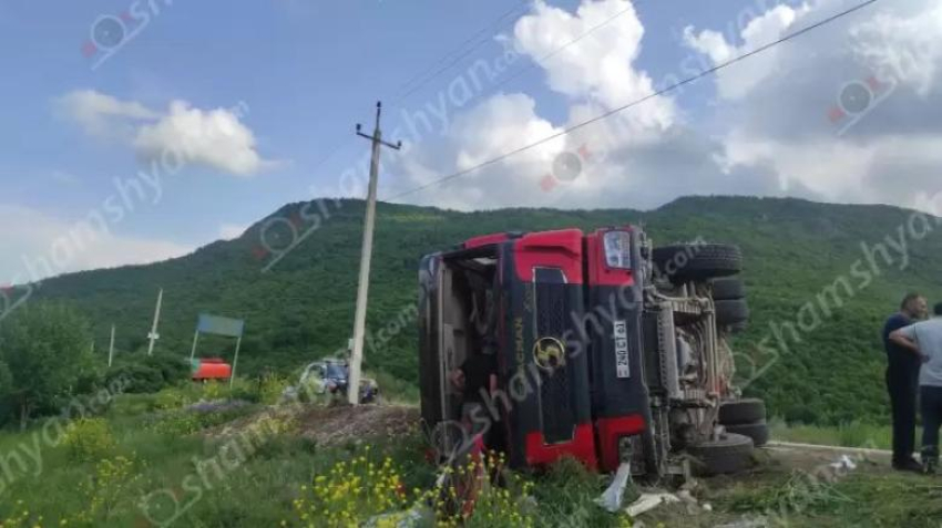Խոշոր ավտովթար է տեղի ունեցել Կոտայքի մարզում․ բեռնատարը կողաշրջվել է
