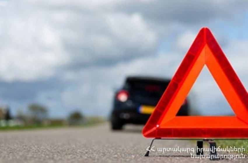 Արտակարգ դեպք. Աշոցքի ոլորաններում բեռնատարի վրա տեղադրված բեռնախցիկը, որում եղել է 4 ավտոմեքենա, պոկվել ու ընկել է