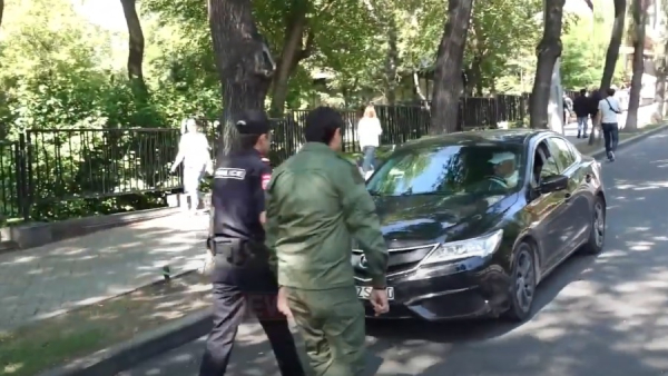 Ոստիկանները սկսեցին «տարհանել» մեքենաները Բաղրամյան պողոտայում